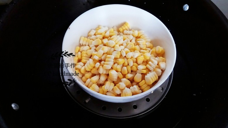 黄金玉米烙, 把玉米粒隔水蒸熟，不用封保鲜膜，碗里有水也没问题，等一下也需要玉米粒有水份在表面。