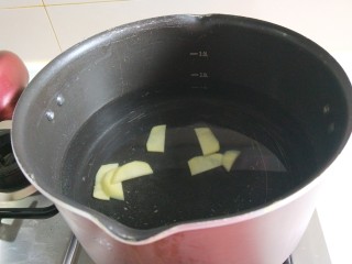 羊肉冬瓜汆丸子,锅中放入半锅水烧开，放入姜片，冬瓜一起煮软。