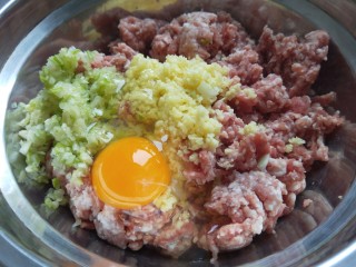 羊肉冬瓜汆丸子,加入一个鸡蛋。