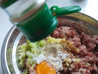 羊肉冬瓜汆丸子,加入适量胡椒粉。