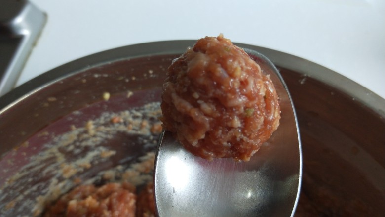 羊肉冬瓜汆丸子,在用勺子放入锅中。