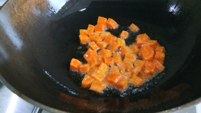 新文美食  家常宫爆鸡丁,锅中留下少量油煸炒胡萝卜。