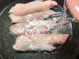 椒盐猪蹄,猪蹄清理干净细毛，放入锅里，倒入和猪蹄齐平的水，大火烧开，煮出血末