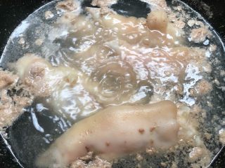 椒盐猪蹄,猪蹄煮出血末，用冷水冲洗干净