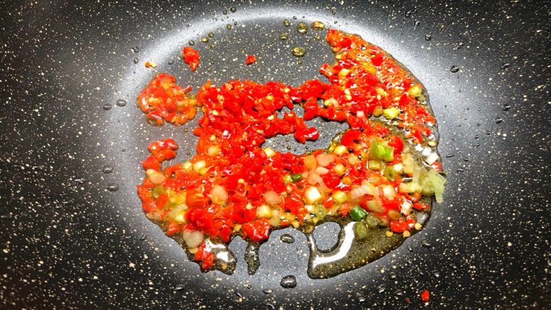 椒盐猪蹄,锅里剩少许底油，放入葱白和红辣椒炒香