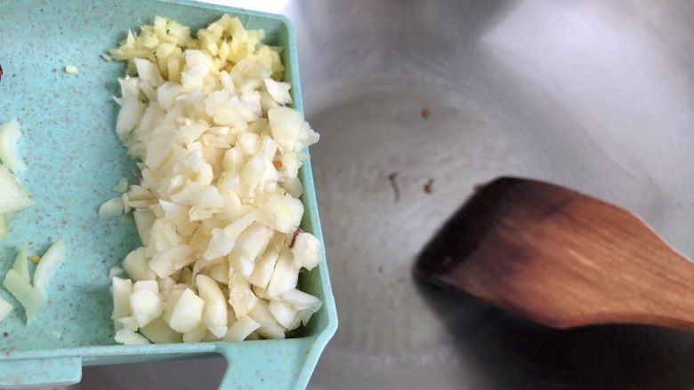 米饭杀手系列➕肉末干煸豆角,加入蒜末姜末煸香