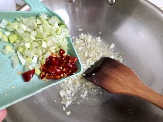 米饭杀手系列➕肉末干煸豆角,加入葱白干辣椒煸香