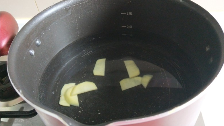 新文美食  排骨冬瓜汤,锅中放入半锅水烧开，放入姜片。