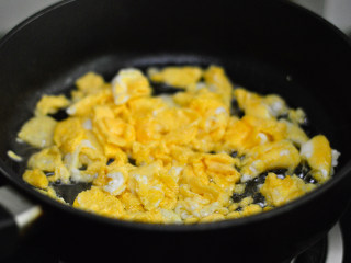胡萝卜木耳炒鸡蛋,用锅铲翻炒成块状后盛出