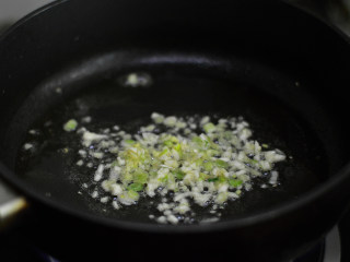 胡萝卜木耳炒鸡蛋,用锅里的底油爆香葱姜蒜沫