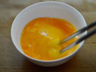 胡萝卜木耳炒鸡蛋,加入少许胡椒粉，打散均匀