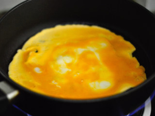 胡萝卜木耳炒鸡蛋,锅里倒入少许油，烧热后倒入蛋液，待蛋液慢慢凝固