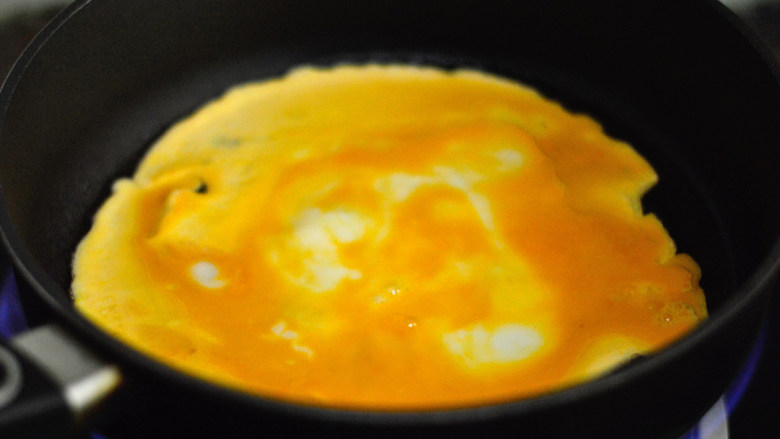 胡萝卜木耳炒鸡蛋,锅里倒入少许油，烧热后倒入蛋液，待蛋液慢慢凝固