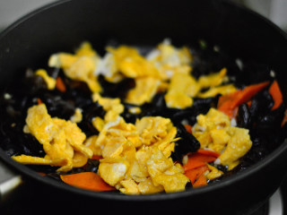 胡萝卜木耳炒鸡蛋,炒至断生后加入鸡蛋同炒