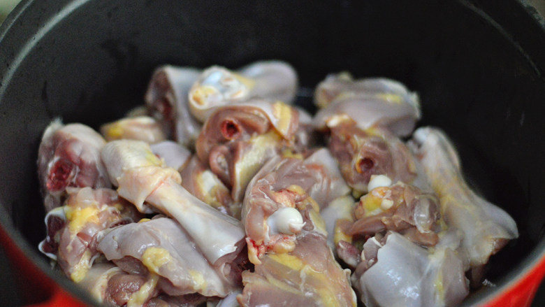 香菇焖鸡腿,放入鸡腿肉拌炒