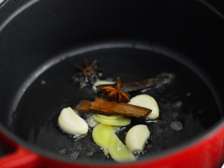 香菇焖鸡腿,锅里烧热油，放入姜蒜、八角桂皮爆香