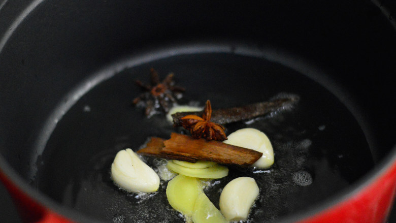 香菇焖鸡腿,锅里烧热油，放入姜蒜、八角桂皮爆香