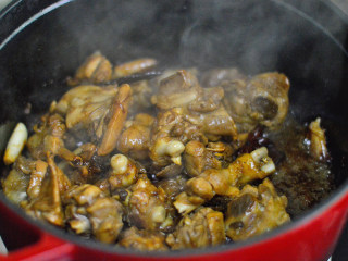 香菇焖鸡腿,调入生抽、老抽、料酒炒至上色
