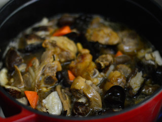 香菇焖鸡腿,倒入水，没过食材2/3为宜，煮开后盖上盖子用小火焖煮20分钟