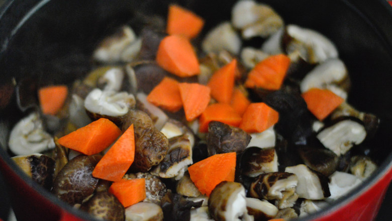 香菇焖鸡腿,加入胡萝卜、木耳和香菇，翻炒均匀