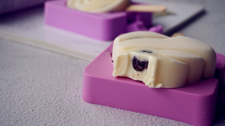 蔓越莓牛奶雪糕,放入冰箱冷冻八个小时以上，轻松脱模。