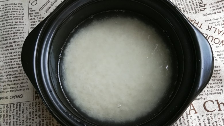 腊味煲仔饭,4、 米提前淘好并浸泡半个小时以上，放入砂锅，倒入适量的水（比米高约一指节）
