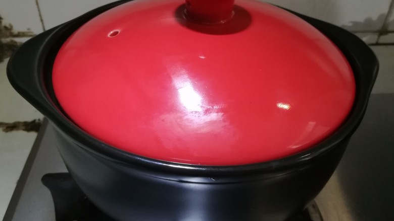 腊味煲仔饭,
5、 盖上锅盖中火煮开，然后转小火加热至水分收干。