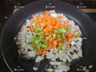 时蔬炒饭,加入红萝卜丁和青椒丁炒至变色