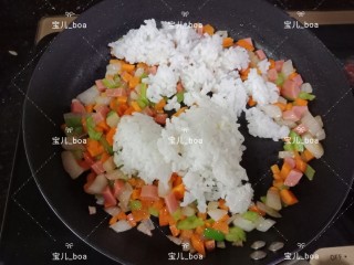 时蔬炒饭,加入米饭，压开翻炒均匀