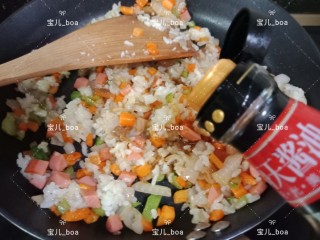 时蔬炒饭,接着加入生抽，盐和胡椒粉，翻炒均匀