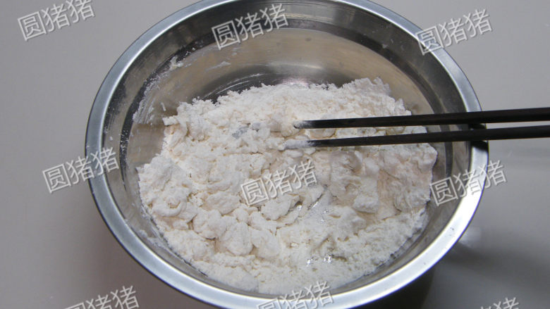 美味京都肉饼,将冷水分次倒入面粉内，用筷子快速搅成雪花状。