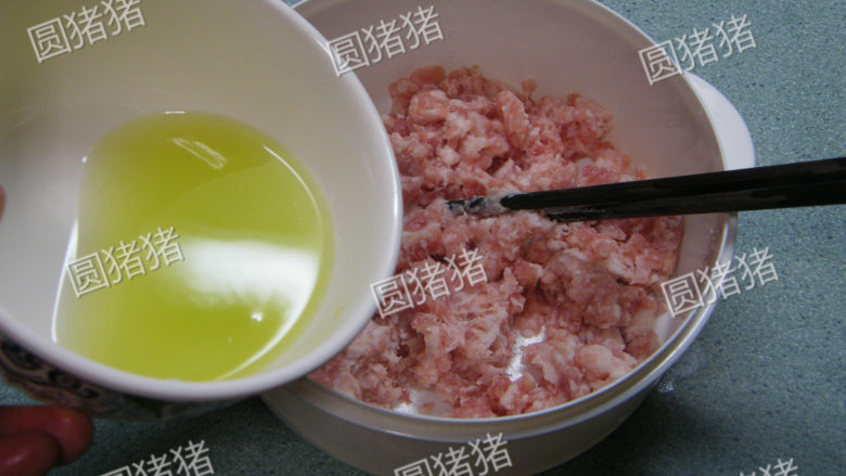 美味京都肉饼,将姜葱水分3次加入肉馅内，每次顺时针搅拌至水份吸收。