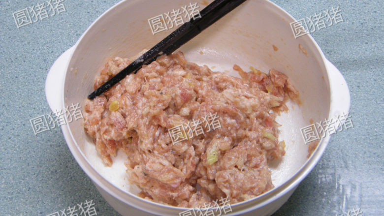 美味京都肉饼,加入所有调味料及大葱碎，顺时针搅拌至起胶。