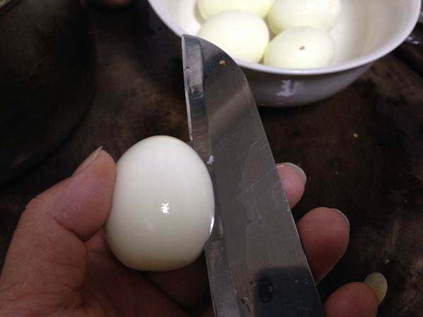 凉皮新吃,鸡蛋煮熟切成两半
