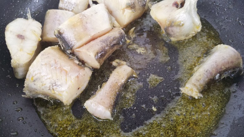 鳕鱼炖豆腐,煎至两面金黄。
