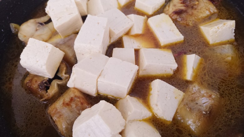 鳕鱼炖豆腐,再加入豆腐块。