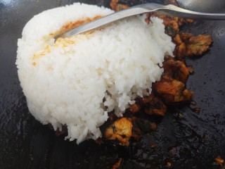 韩式辣酱炒饭,再加入米饭炒。