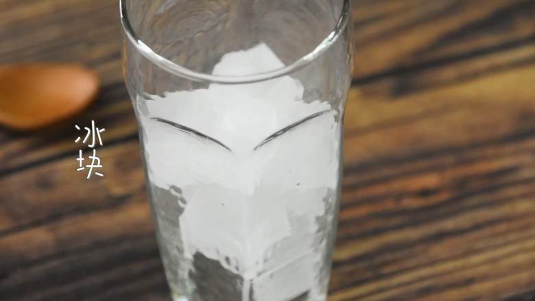 超好喝的自制果味汽水，让你1秒爽翻天！,杯中放入冰块。