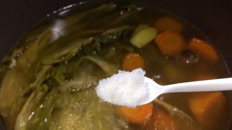 老火靓汤: 蜜枣剑花骨头汤,9、两小时后，适量盐调味。