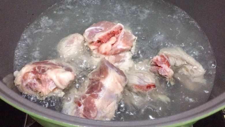 老火靓汤: 蜜枣剑花骨头汤,5、猪骨焯水，捞出备用。