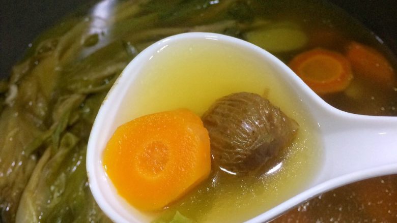 老火靓汤: 蜜枣剑花骨头汤,11、因为剑花的缘故，煲出来的汤色有点剑花的绿色，汤的味道带着剑花的清甜。