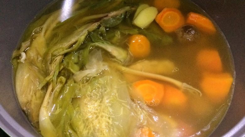 老火靓汤: 蜜枣剑花骨头汤,10、再煮2分钟即可关火。