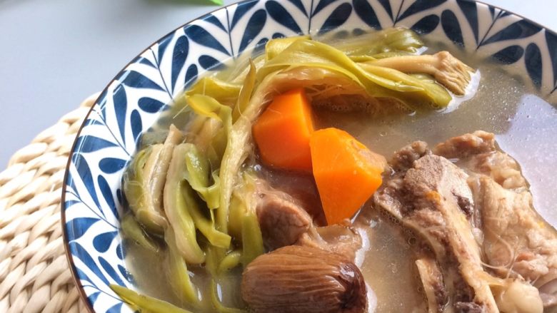 老火靓汤: 蜜枣剑花骨头汤,吃饭前趁热喝一碗！

剑花的口感十分软糯，入口清甜，很是好吃。