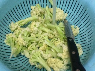 三分钟快手菜: 腊肠炒花菜,花菜洗干净后切成小朵。

花菜一整个实在太大了，留一半做炸花菜，一半炒腊肉。