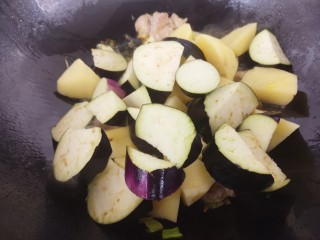 土豆炖茄子,再加入茄子块和土豆块。