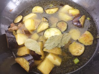 土豆炖茄子,然后倒入适量的水。