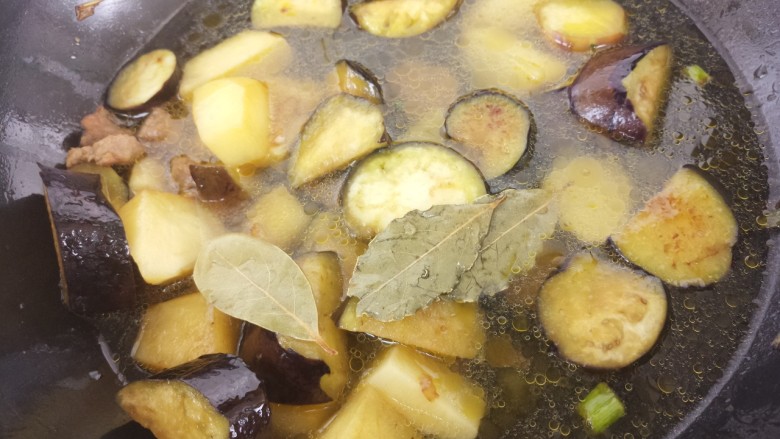 土豆炖茄子,然后倒入适量的水。