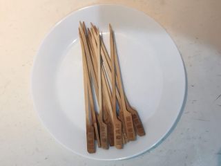 香辣土豆串,竹签用开水烫一下