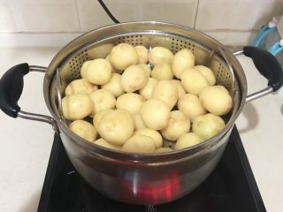 香辣土豆串,把土豆放入蒸锅