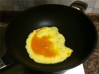 秋葵炒蛋,倒入鸡蛋液等待约5秒，蛋液稍微凝固。